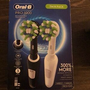 Oral-B Pro 1000 Rechargeable Toothbrush Twin Pack - Black and White